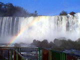 南米で人気スポットのイグアスの滝