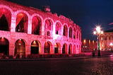 イタリア北部にあるベネト州の都市ヴェローナはシェイクスピアの「ロミオとジュリエット」の舞台としても有名です